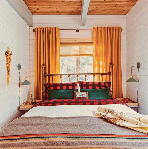 Van Norden Lodge on Instagram: “The camp room is ready for s’mores.” Bedroom Small Space, Small Space Ideas, Cabin Bedroom, New Bedroom, Vintage Cabin, Cabin Interiors, A Frame Cabin, Lake Cottage, Lodge Decor