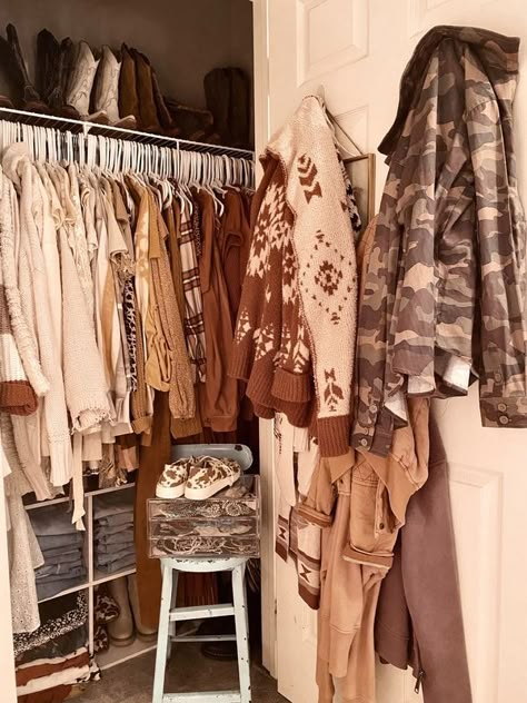 Country Theme Bedroom, Western Closet Ideas, Usc Dorm, Western Closet, Western Room Ideas, Country Room, Cowgirl Closet, Cute Western Outfits, Western Bedrooms