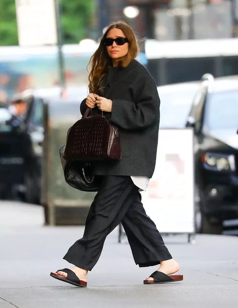 Mary Kate Olsen Style, Ashley Olsen Style, Olsen Fashion, Olsen Twins Style, Olsen Sister, Kate Olsen, Melanie Griffith, Black Wardrobe, Mary Kate Ashley