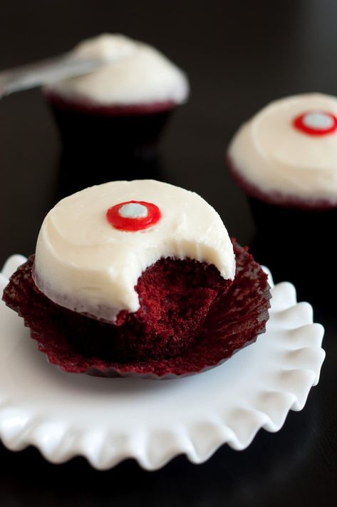 If you've ever tried a Sprinkles Red Velvet Cupcake then I have the feeling you are really going to love this post. My family is obsessed with Sprinkles Cu Sprinkles Red Velvet Cupcake Recipe, Sprinkles Cupcake Recipes, Red Velvet Cupcakes Recipe, Cupcakes Red Velvet, Best Cupcakes, Sprinkle Cupcakes, Cupcakes With Cream Cheese Frosting, Copykat Recipes, Velvet Cupcakes