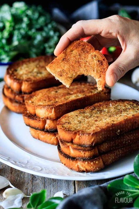 Homemade Garlic Toast: make crispy, crunchy, and buttery garlic toast with this easy recipe.  All you need to make this tasty appetizer is bread, cheese, butter, and herbs.  Each bite of this buttery side dish is addicting! | www.savortheflavour.com #savortheflavour #garlictoast #garlicbread Easy Garlic Toast, Hedgehog Cheese Ball, Garlic Toast Recipe, Woodland Hedgehog, Garlic Toast, Crostini Recipes, Bread Cheese, Cheese Butter, Cheesy Bread