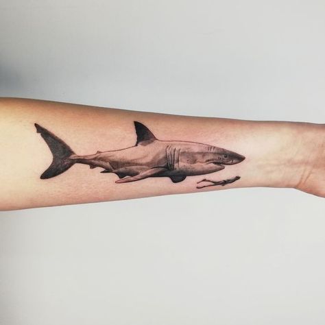 Shark And Diver Tattoo, Great White Tattoo Shark, Great White Shark Tattoo Ideas, Diver Tattoo Ideas, Mako Shark Tattoo, White Shark Tattoo, Great White Shark Tattoo, Tattoo Swimming, Small Shark Tattoo