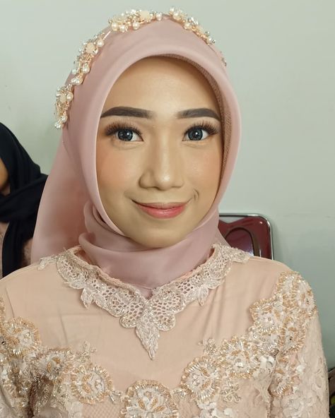 💄 Makeup Pager Ayu for @rumahriassabina... Pager Ayu, Hair Removal Products, Graduation Pictures High School, Ipl Laser Hair Removal, Graduation Party Ideas, Graduation Makeup, Glasses Makeup, Graduation Balloons, Ipl Hair Removal