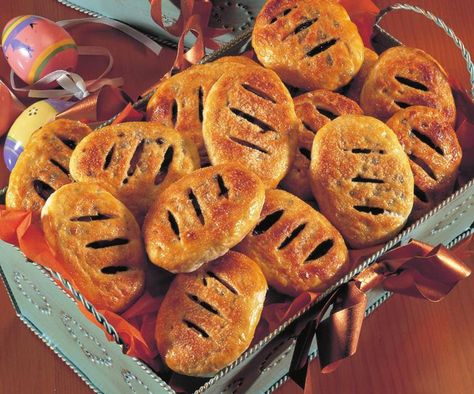 Eccles cakes Eccles Cakes, Pastry Twists, Eccles Cake, Party Tricks, Centipedes, British Recipes, British Desserts, British Dishes, Cake Hacks