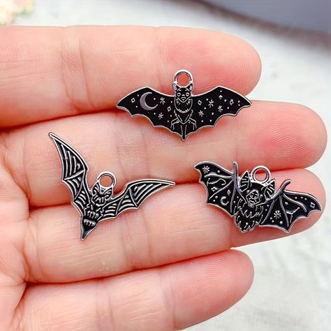 Earrings Diy Handmade, Bat Design, Diy Collier, Crafting Jewelry, Halloween Charms, Necklace Diy, Style Noir, Halloween Fashion, Halloween Stuff