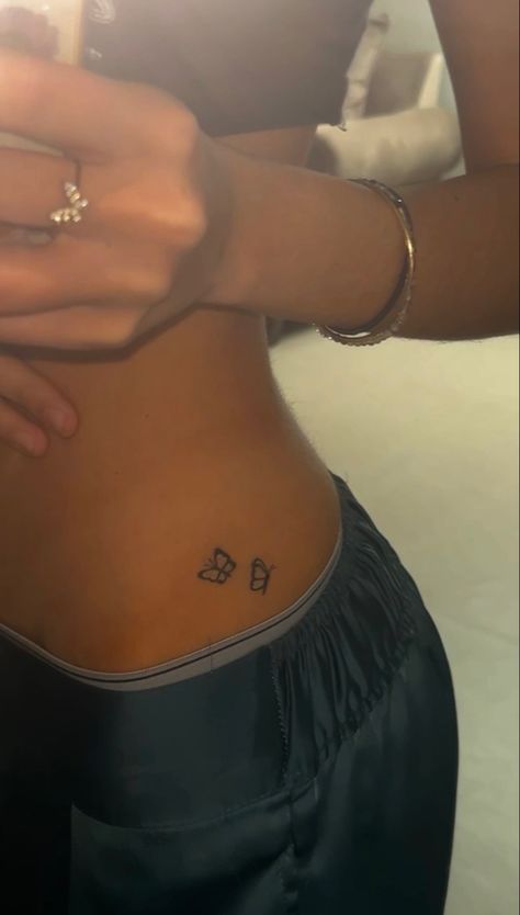 Small Tattoos On Side Of Wrist, Tattoo Ideas Female Small Behind Ear, Hip Area Tattoo, Year Tattoo On Ankle, Visible Tattoos For Women, Hip Tattoos Women Minimalist, Tattoo Ideas Female In Spanish, Elegant Hip Tattoo, Tattoos Female Aesthetic