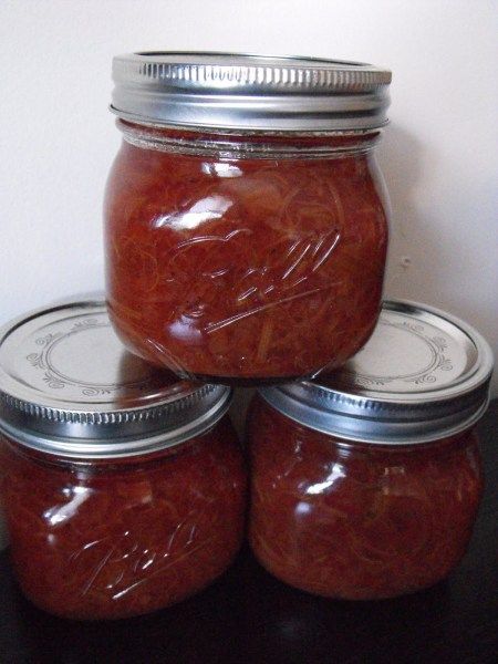 Marie’s Mom’s Rhubarb Relish – The Federation of Women's Institutes of Canada Pluot Jam Recipe, Rhubarb Relish, Rhubarb Crumble Recipes, Rhubarb Chutney, Sweet And Sour Recipes, Newfoundland Recipes, Strawberry Freezer Jam, Freezer Jam, Sour Foods