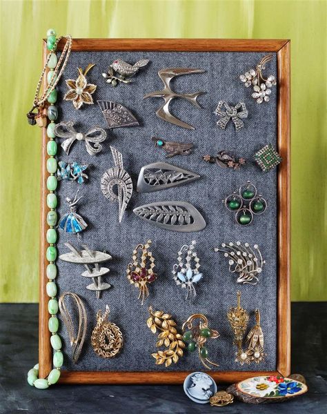 emuse: How to make a brooch frame                                                                                                                                                                                 More Displaying Brooches, Brooch Frame, Frame Jewelry Organizer, Brooch Display, Diy Brooch, Key Crafts, Old Jewelry Crafts, Jewellery Storage Display, Embellishment Ideas