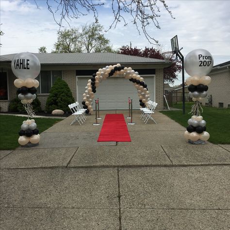 Homecoming Send Off Ideas, Send Off Prom Ideas, Prom After Party Decorations, Black Prom Send Off Decorations, Male Prom Send Off Decorations, Graduation Send Off Ideas, Prom Send Off Ideas Decorations Inside, Before Prom Party Ideas, Prom Balloon Ideas