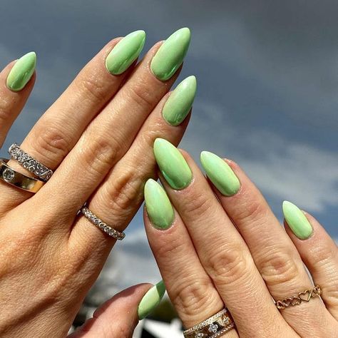 2024's Hottest Summer Nail Trends: Bright Chrome Shades in Almond and Square Shapes Green Chrome Nails, Summer Chrome Nails, Chrome Nail Polish, Pink Chrome Nails, Nail Primer, Trending Colors, Pink Chrome, Green Chrome, Chrome Powder