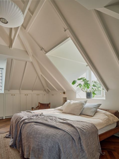 Four bedrooms are housed on the first floor under the home's gabled roof. Dark Herringbone Floor, Monochrome Room, Rough Hewn Wood, Modern Organic Design, Timber Cabin, Amsterdam Houses, Wooden Floorboards, Timber Beams, Art Deco Decor