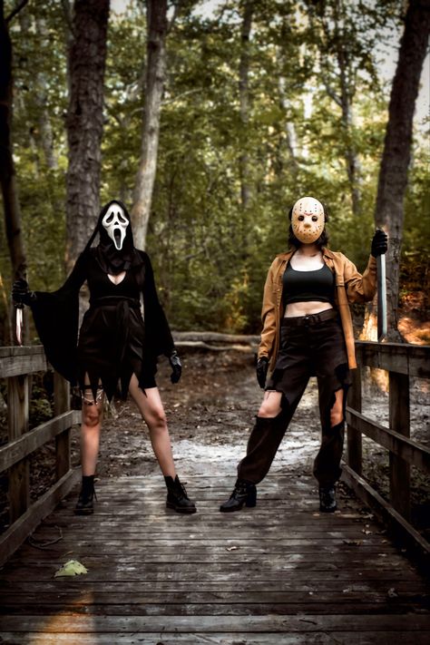 Ghost Face & Jason Voorhees photoshoot by @MelissaRoller Jason Halloween Costume, Mask Photoshoot, Horror Movie Costumes, Spooky Halloween Pictures, Halloween Parejas, Horror Halloween Costumes, Friend Costumes, Horror Photos, Horror Costume