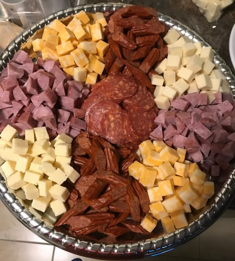 Ring Bologna And Cheese Platter, Cheese And Sausage Tray Ideas, Meat And Cheese Tray Ideas, Party Snack Bar, 60 Birthday Party Ideas, Food Tray Ideas, Outdoor Party Foods, 50th Birthday Party For Women, Graduation Party Checklist