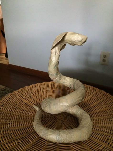 Cobra in its second stage. Completed in a couple hours. Cardboard Snake, Paper Mache Snake, Egyptian Diy Costume, African Art Projects, Diy Skulls, Cobra Art, Paper Mache Animals, Diy Crafts Love, Cardboard Crafts Diy