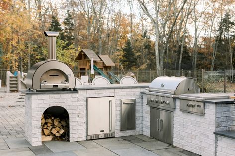 Kitchen Ideas Brick, Bbq Kitchen Ideas, Kitchen Ideas Malaysia, Brick Outdoor Kitchen, Rustic Outdoor Kitchen, Pizza Oven Outdoor Kitchen, Covered Outdoor Kitchens, Luxury Outdoor Kitchen, Rustic Outdoor Kitchens