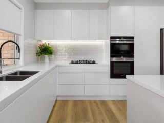 Kitchen Ideas Australia, Kitchens Australia, Modern White Kitchen Design, White Kitchen Design, White Modern Kitchen, Kitchen Room Design, Kitchen Furniture Design, Kitchen Inspiration Design, White Kitchen Cabinets