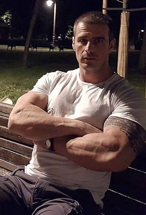 Huge Biceps, Biceps Brachii, Muscle Power, Big Guys, Men's Muscle, Male Form, Good Looking Men, Muscle Men, Muscles