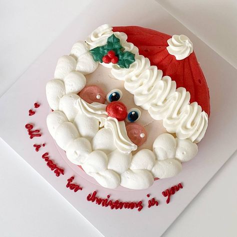 Santa Cupcake Cake, Christmas Cakes Simple, Winter Cake Ideas Simple, Christmas Korean Cake, Gingerbread Cake Decoration, Royal Icing Christmas Cake, Korean Christmas Cake, Christmas Cake Designs Simple, Xmas Cake Decorating Ideas