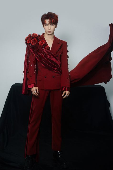 Mens Stage Outfits, Men’s Couture, High Fashion Suit, Twink Fashion, Unique Suits, Couture Suit, Red Tuxedo, Fashion Design Classes, Red Costume