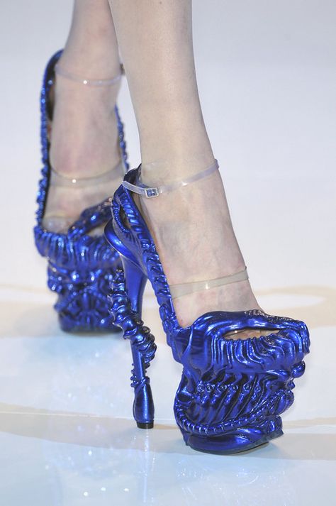 never forget mcqueen s/s 2010 Iris Van Herpen Couture, Crazy Heels, Funny Shoes, Mode Shoes, Mcqueen Fashion, Iris Van Herpen, Stunning Shoes, Shoe Art, Crazy Shoes