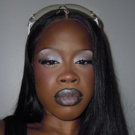 White And Grey Eyeshadow, Frosty Eyeshadow 2000s, 2000s Silver Makeup, Cool Tone Makeup Black Women, 90s Silver Makeup, Silver Grey Makeup, 90a Makeup, Mib Makeup Look, Eye Bags Makeup Look