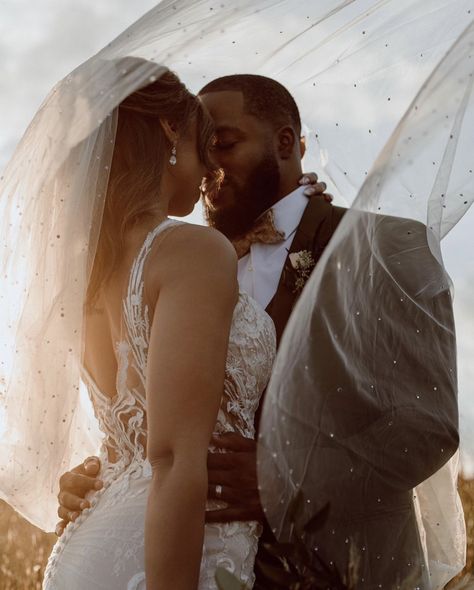 African Wedding Photography, Motion Wedding Photography, Black Bride And Groom Pictures, Wedding Inspo Black People, Black Wedding Photoshoot, Black Couple Wedding Photos, Black Wedding Photography, Black Couple Wedding, Black Bride And Groom