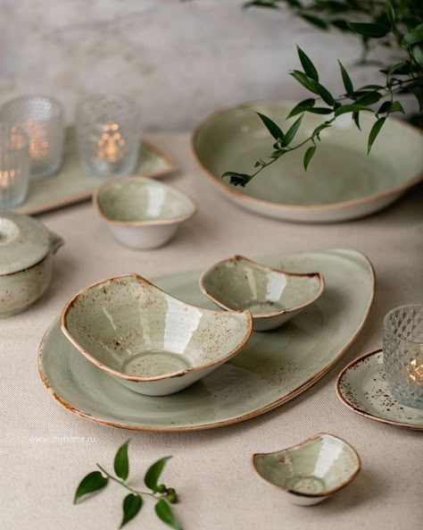 Showroom Photography, Tableware Setting, Green Table Settings, Gastro Bar, Pottery Idea, Kitchen Decor Collections, Crockery Design, Bedroom Ideas For Small Rooms Cozy, Unique Plates