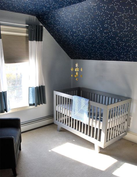 Nursery trend: 15 ways to use wallpaper on the ceiling Stars On The Ceiling, Nursery Inspiration Boy, Star Themed Nursery, Night Nursery, Calm Nursery, Space Themed Nursery, Baby Boy Room Nursery, Space Nursery, Nursery Room Boy