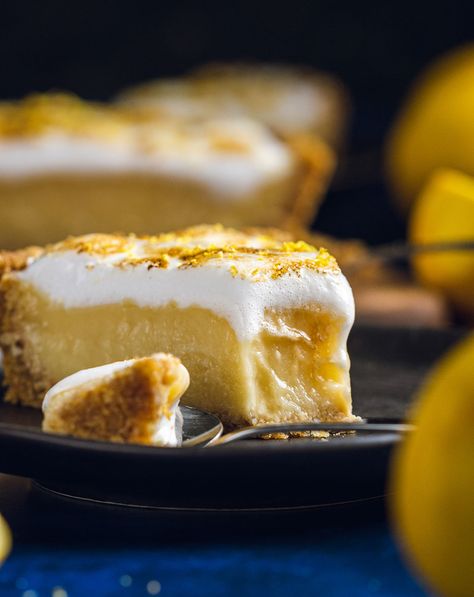 Vegan Lemon Meringue Pie Vegan Lemon Meringue Pie, Vegan Lemon Meringue, Aquafaba Meringue, Lemon Meringue Pie Easy, Tart Vegan, Vegan Lemon Curd, Vegan Meringue, Easy Biscuit, Lemon Meringue Tart