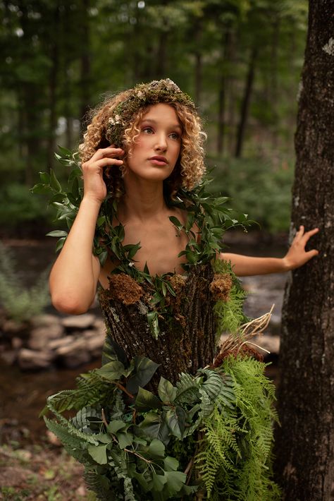 Two girls wear dresses made entirely out of foraged leaves and greenery. They walk together in the forest with crowns made out of tree bark and mushrooms. Bark Corset, Mushroom Crown, Nature Dresses, Fae Aesthetic, Different Leaves, Moss Dress, Little Forest, Nature Dress, Fantasy Portraits