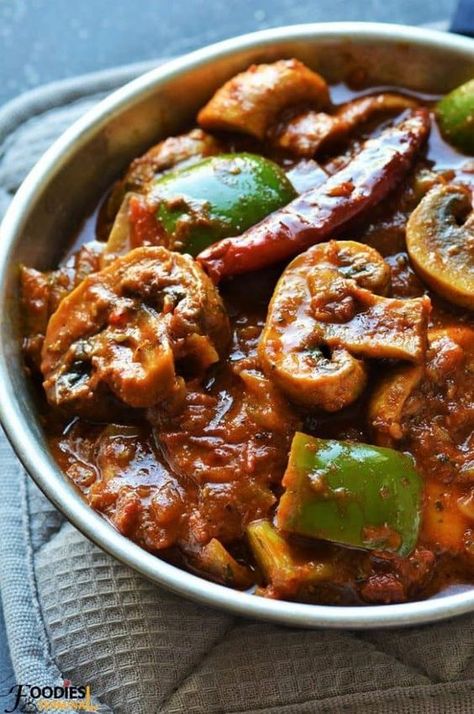 Kadai Mushroom, Mushroom Recipes Indian, Indian Vegetable Recipes, Mushroom Curry, Mushroom Gravy Recipe, Indian Dinner, Button Mushrooms, Veg Dishes, Mushroom Gravy