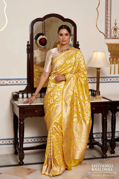 Banaras Saree Blouse Designs, Yellow Saree For Haldi, Banaras Silk Saree, Benaras Sarees, Banaras Sarees, Silk Sarees Online Shopping, Blouse Ideas, New Saree Designs, Sari Blouse Designs