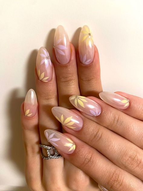 Chrome Nails Designs Flowers, White Chrome Nails With Flowers, Chrome Nails Flowers, Chrome Floral Nails, Milky Nails With Flowers, Chrome Nails With Flowers, Milky White Nails With Flowers, Milky White Nail Art, Chrome Flower Nails