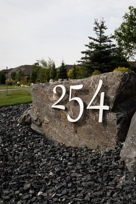 House Number Rock Ideas, House Numbers Ideas Outdoor, House Number Ideas Outdoor, Farm Signs Entrance, Church Signage, Entrance Landscaping, Address Stone, Shelter House, Boulder House