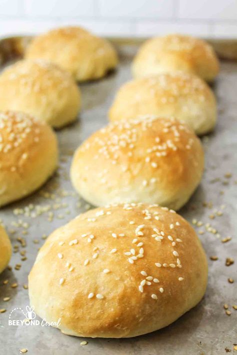 These vegan hamburger buns are super easy to make and require only 6 ingredients and a few minutes of active work to make. The end results are fluffy golden topped buns that are perfect for any BBQ. Vegan Buns Recipe, Vegan Hamburger Buns, Vegan Buns, Vegan Burger Buns, Vegan Hamburger, Hamburger Bun Recipe, Easy Burgers, Quick Easy Vegan, Top Bun