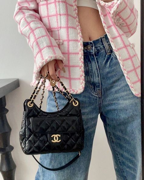 Chanel Hobo Bag Outfit, Chanel Hobo Bag, Hobo Bag Outfit, Chanel Mini Bag, Large Hobo Bag, Bag Outfit, Chanel Mini, Brand Bags, Chic Bags