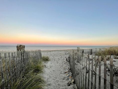 New England Aesthetic, Laying On The Beach, England Beaches, Dream Beach Houses, Coastal Lifestyle, Dream Beach, Preppy Wallpaper, Macbook Wallpaper, Summer Landscape