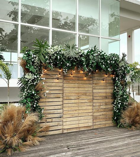 Rustic greenery photo wall Wedding Backdrop With Greenery, Wood Panel Photo Backdrop, Winter Wedding Backdrop Receptions, Greenery Wall For Wedding, Photo Shoot Wall Backdrop Ideas, Engagement Photo Wall, Pallet Photo Wall, Greenery Photo Wall, Rustic Backdrop Ideas