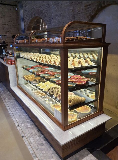 Pastry Counter Display, Wooden Pastry Display, Cake Fridge Display Coffee Shop, French Pastry Display, Pastry Cases Display, Diy Bakery Display Case Ideas, Cafe Display Case, Bakery Case Display Ideas, Diy Bakery Display Case