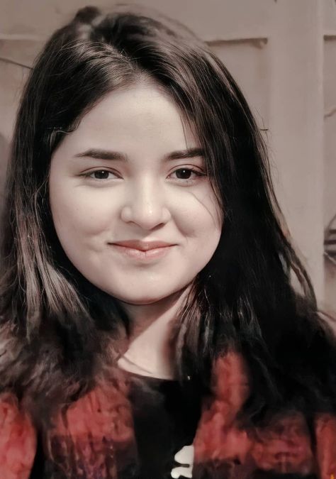 Zaira Wasim, Hands Aesthetic, Celebrity Actress, Bff Hands Aesthetic, Female Cartoon Characters, Happy Rakshabandhan, Divine Beauty, Female Cartoon, Italian Women