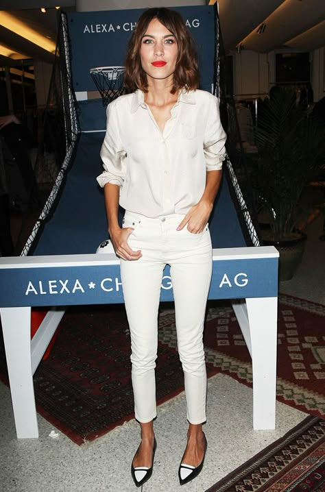 Alexa Chung wears a white button-down shirt with white cropped skinny jeans and black and white shoes Alexa Chung Style, Jeanne Damas, Chique Outfits, Jeans Outfits, Black And White Shoes, Rachel Bilson, Gisele Bundchen, Mode Casual, Looks Street Style