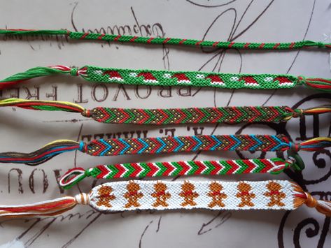 Christmas String Bracelets, Christmas Bracelet Ideas, Keychain Patterns, String Bracelets, Friendship Bracelets Designs, Festive Crafts, Bracelets Patterns, Diy Friendship Bracelets Patterns, Thread Bracelets