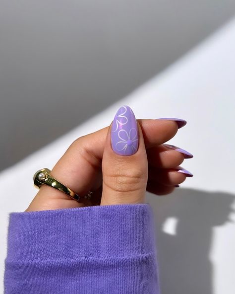 lilac chrome topped with sparkly flower outlines 🔮🌸☁️✨ rings from @luvaj 🫶 #nails #nailinspo #lilacnails #summernails #nailart #naildesign #nailinspiration Lilac Chrome, Nails Lilac, Uñas Ideas, Lilac Nails, Flower Outline, Flower Nail Designs, Instagram Photo Ideas Posts, Cute Acrylic Nails, Nails Inspiration