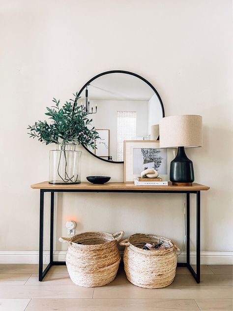 Modern Entry Way Decor Ideas, Entryway Table Apartment, Front Entrance Table Decor, Living Room Decor Small Space, Apartment Entrance Ideas, Entryway Apartment, Hallway Table Decor, Living Room Ideas Farmhouse, Entryway Wall Decor