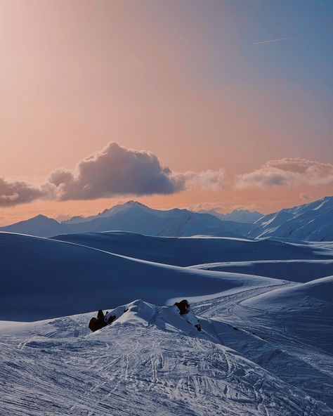 A moment for this breathtaking view... Looking back on our last day in the three valleys, descending down into St Martin de Belleville with this stunning view after skiing to Val Thorens and back! #frenchalps #skiing #ski #stmartindebelleville #valthorens #skitrip #france #mountaintop #sunset #mountainview Val Thorens Ski, Ski Girls, Val Thorens, French Alps, St Martin, Mountain Top, Ski Trip, Stunning View, Mountain View