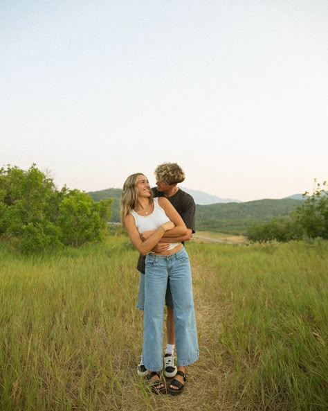 summer nights with someone you love 💕⛰️🌕 Cute Poses For Boyfriend And Girlfriend, Nature Couple Pictures, Picture Poses Boyfriend, Couples In Fields Picture Ideas, Couple Photoshoot Short Guy, Fun Couple Pics, How To Take Pictures With Your Boyfriend, Couple Photography Poses Instagram, Simple Couples Poses