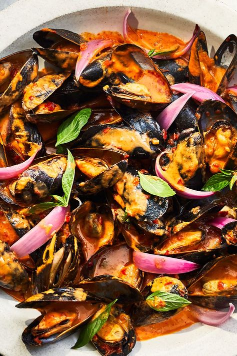 Salad Inspiration, Seafood Bake, Mussels Recipe, Seafood Recipe, Basil Recipes, Red Bell Peppers, Prawn Recipes, Seafood Appetizers, Thai Basil