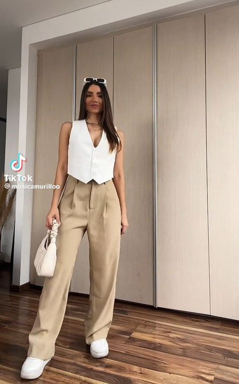 Pantalón trousers café 
Waistcoat white outfit 
Chaleco sastre blanco 
Chaleco formal corto blanco
Tenis blancos 
Bolsa blanca
Mónica Murillo Waistcoat Outfit, Vest Outfits For Women, Vest Outfit, Rich And Famous, Looks Party, Casual Day Outfits, Elegante Casual, Paris Outfits, Public Transportation