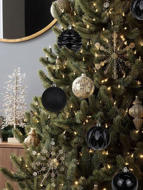 Black And Bronze Christmas Tree, Black Christmas Ornaments Tree, Black Ornaments Christmas Tree Ideas, Green Gold Black Christmas, Black Christmas Tree Ideas White Gold, Christmas Tree Modern Minimalist, Corporate Christmas Decor, Christmas Tree With Black Ornaments, Gold Black Christmas Tree