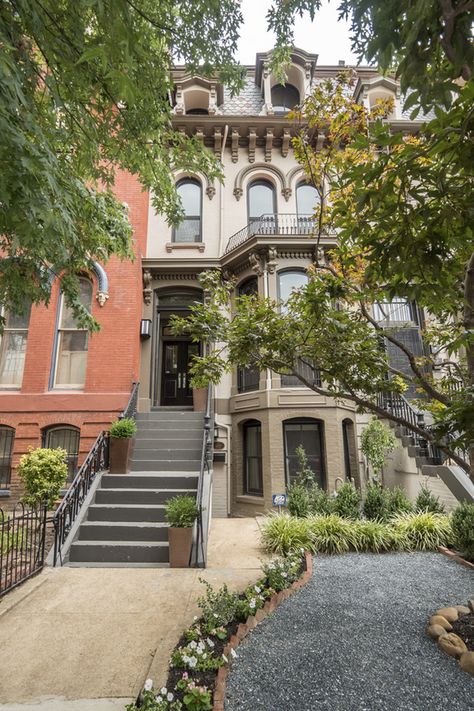 This four-story rowhouse belongs to EatWell's David Winer, so the kitchen is a knockout, of course #luxuryhomes | Washingtonian Victorian Row House, Victorian Apartment, Townhouse Exterior, Apartments Exterior, Apartment Exterior, Cottage Lake, Bay Windows, Interior Minimalista, Historic Architecture